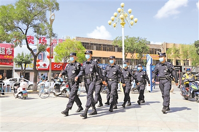 石嘴山市公安民警在巡逻防控。